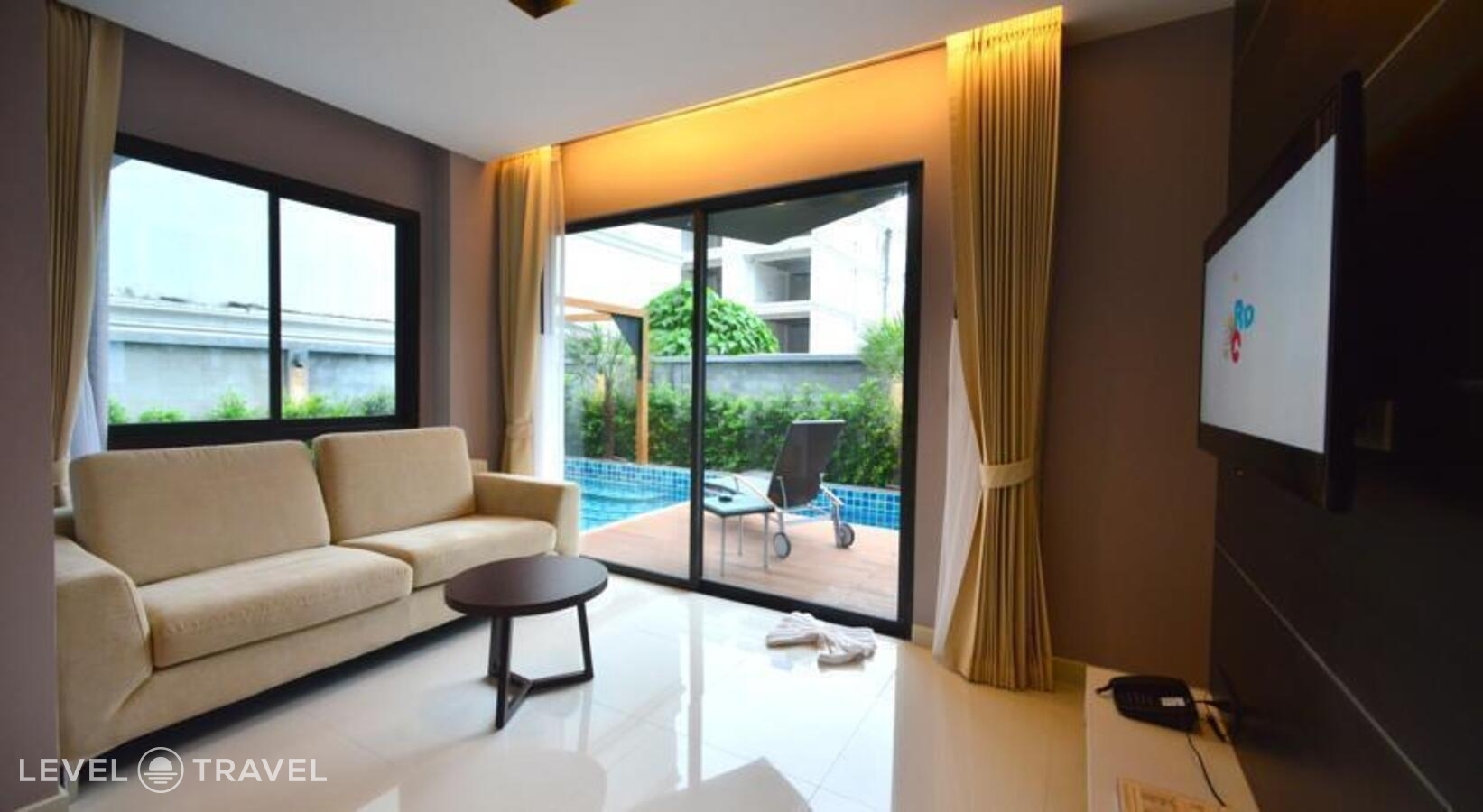 фотографии номера Полулюкс с выходом к бассейну отеля The Charm Resort Phuket в Таиланд(Патонг Бич) - фото №4