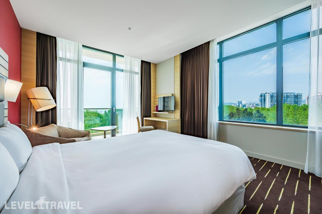 фотографии номера Привилегированный номер с видом на море отеля Mercure Сочи Центр Отель в Россия(Сочи - Центр) - фото №34