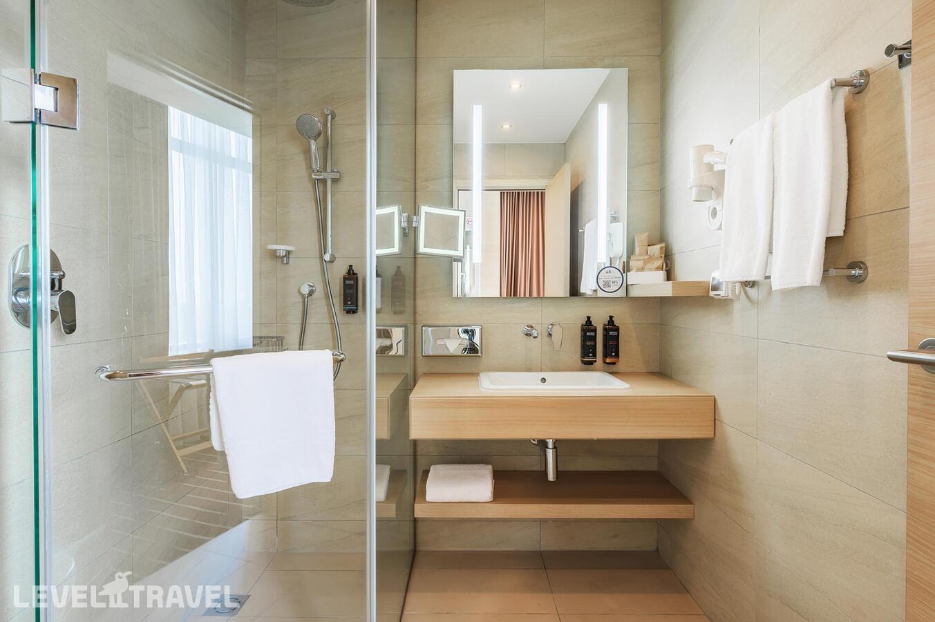 фотографии номера Привилегированный номер с видом на море отеля Mercure Сочи Центр Отель в Россия(Сочи - Центр) - фото №37