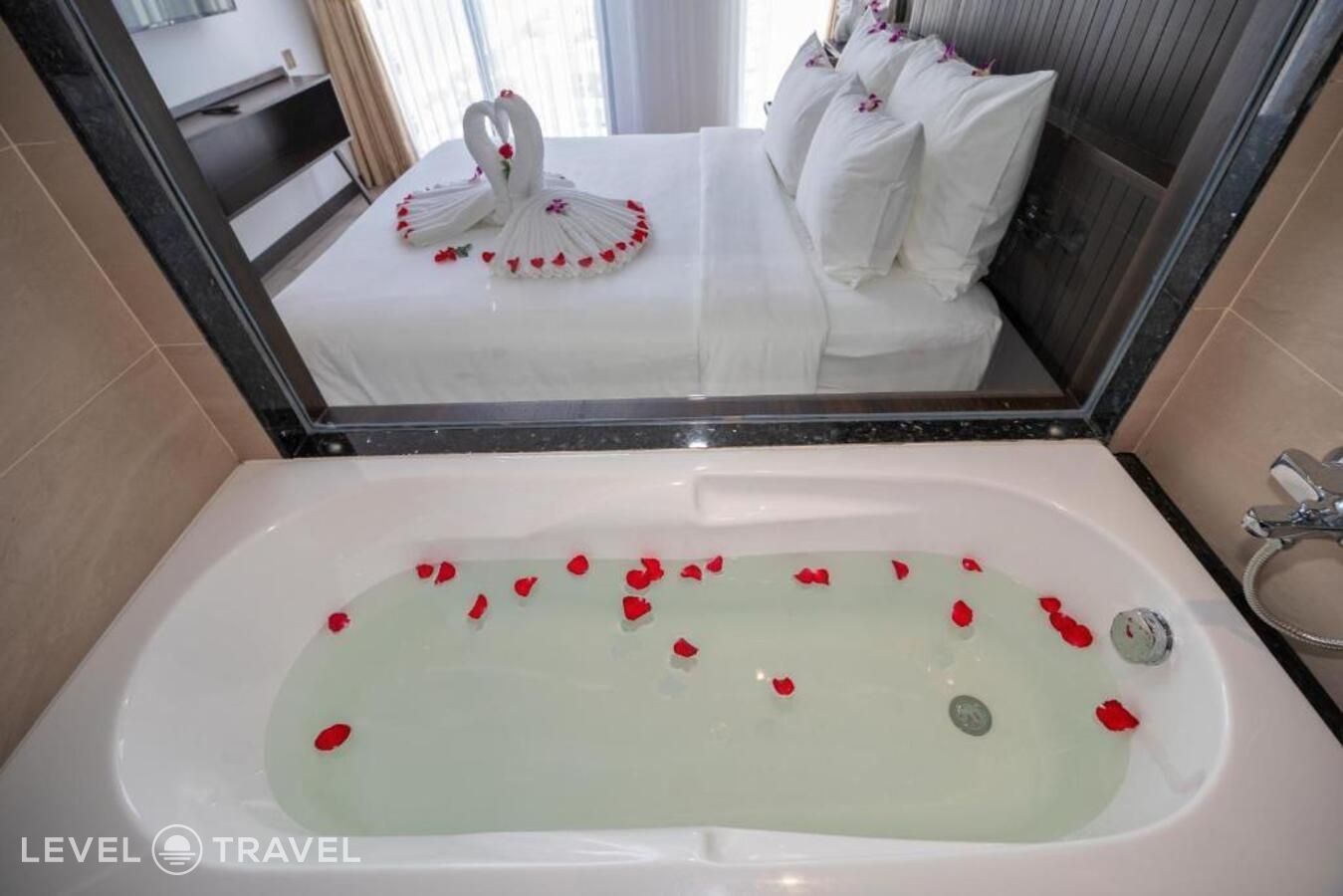 фотографии номера Делюкс с частичным видом на море отеля Majestic Premium Hotel в Вьетнам(Нячанг) - фото №7