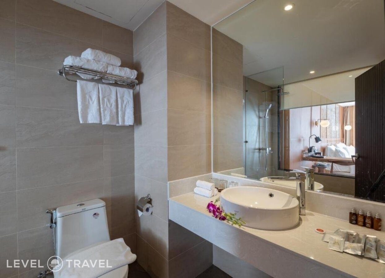 фотографии номера Делюкс с частичным видом на море отеля Majestic Premium Hotel в Вьетнам(Нячанг) - фото №9
