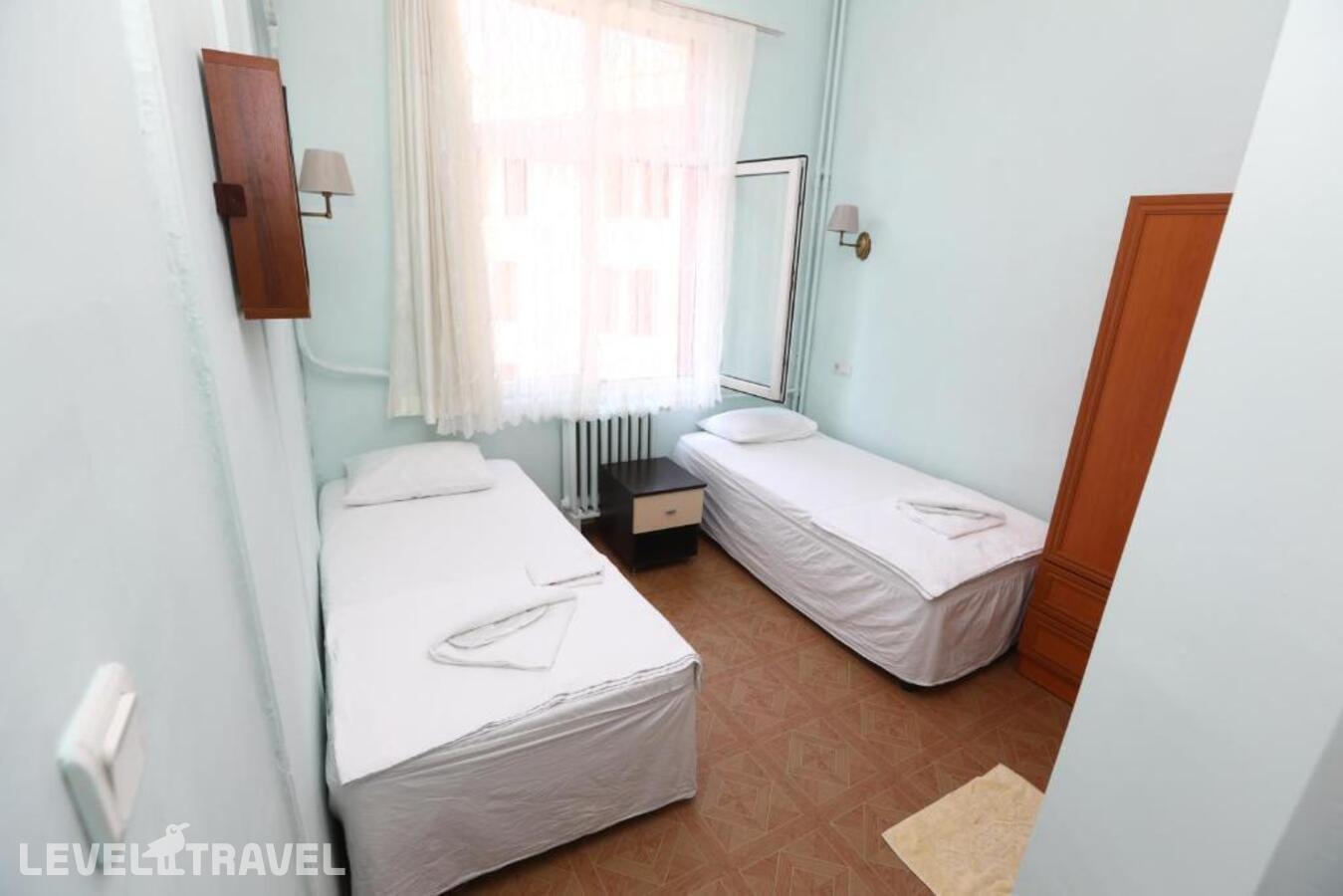 фотографии номера Комфорт (две односпальные кровати) отеля Yeni Hotel в Турция(Сиркеджи) - фото №5