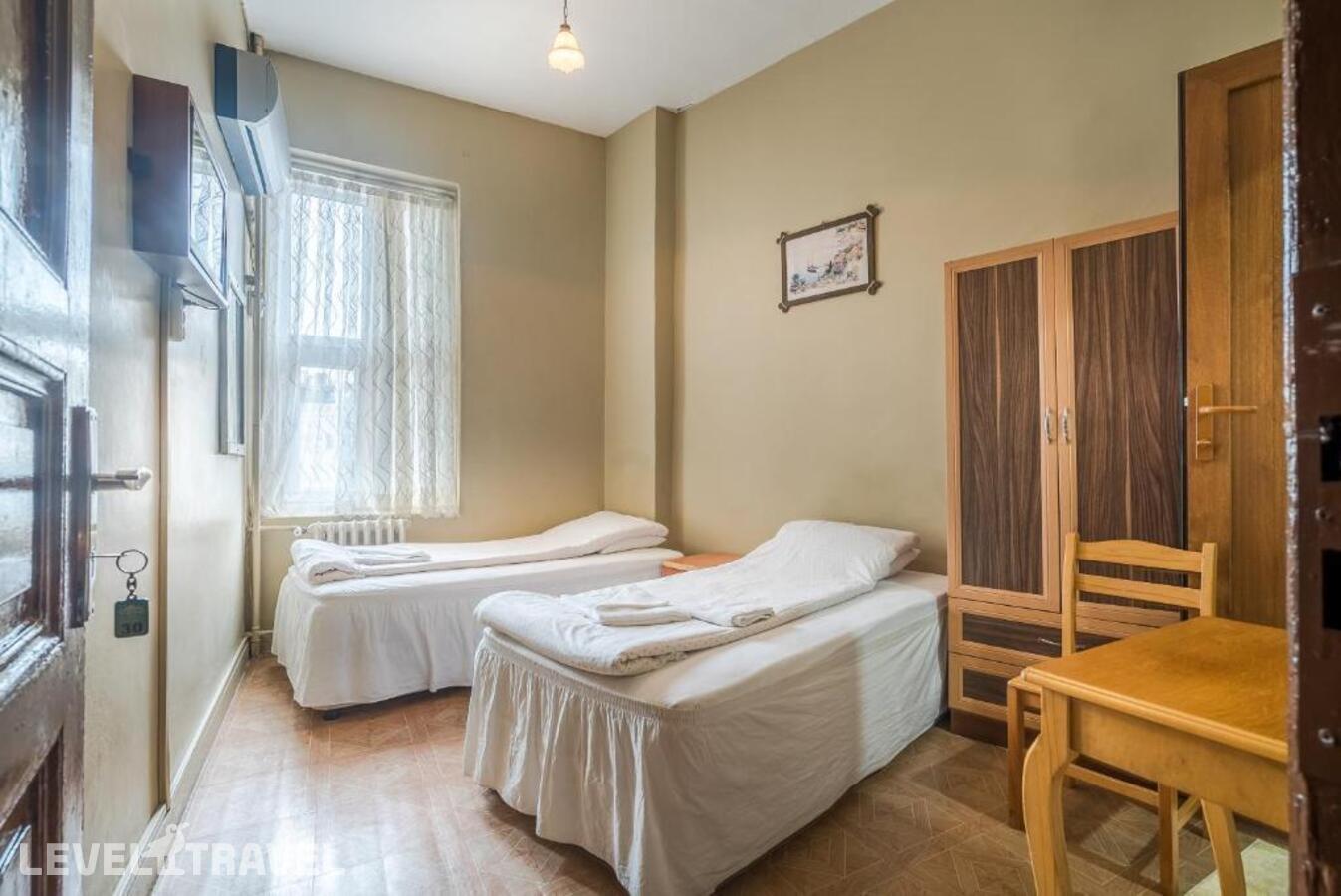 фотографии номера Комфорт (две односпальные кровати) отеля Yeni Hotel в Турция(Сиркеджи) - фото №1