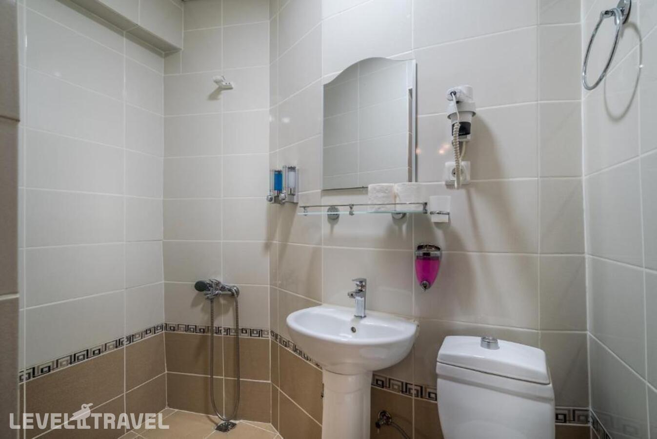 фотографии номера Комфорт (две односпальные кровати) отеля Yeni Hotel в Турция(Сиркеджи) - фото №3