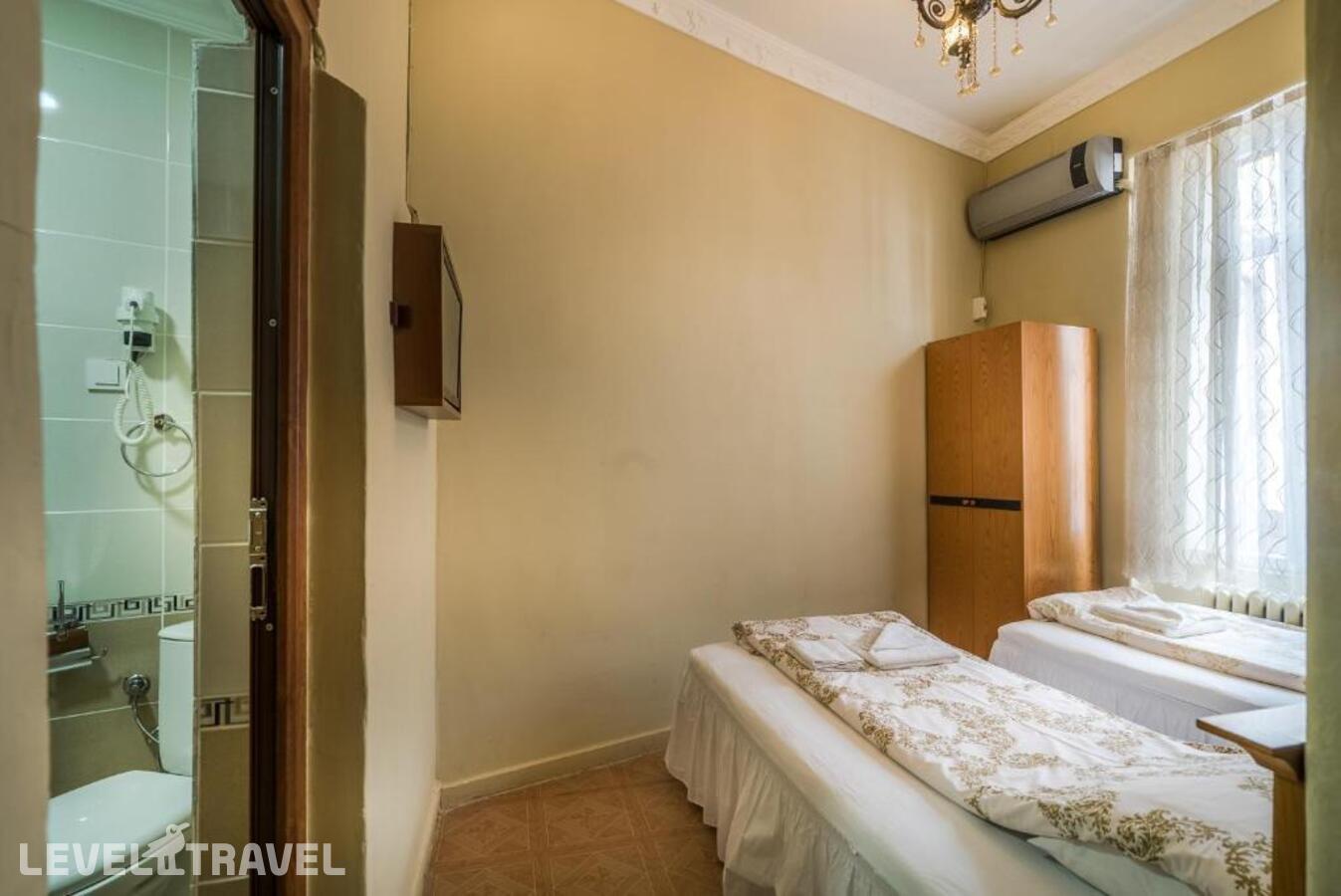 фотографии номера Комфорт (две односпальные кровати) отеля Yeni Hotel в Турция(Сиркеджи) - фото №2
