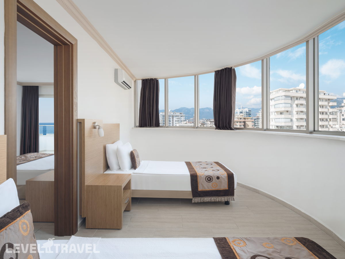 фотографии номера Семейный экономичный с видом на окрестности отеля Prestige Alanya (Ex. Euphoria Comfort Beach Alanya) в Турция(Махмутлар) - фото №1