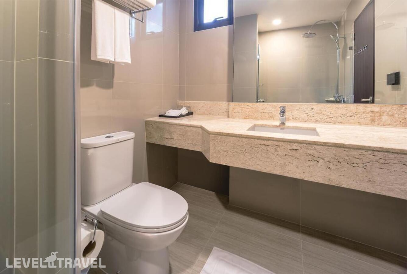 фотографии номера Делюкс (две односпальные кровати) отеля SureStay Plus Hotel by Best Western Sukhumvit 2 в Таиланд(Бангкок) - фото №6
