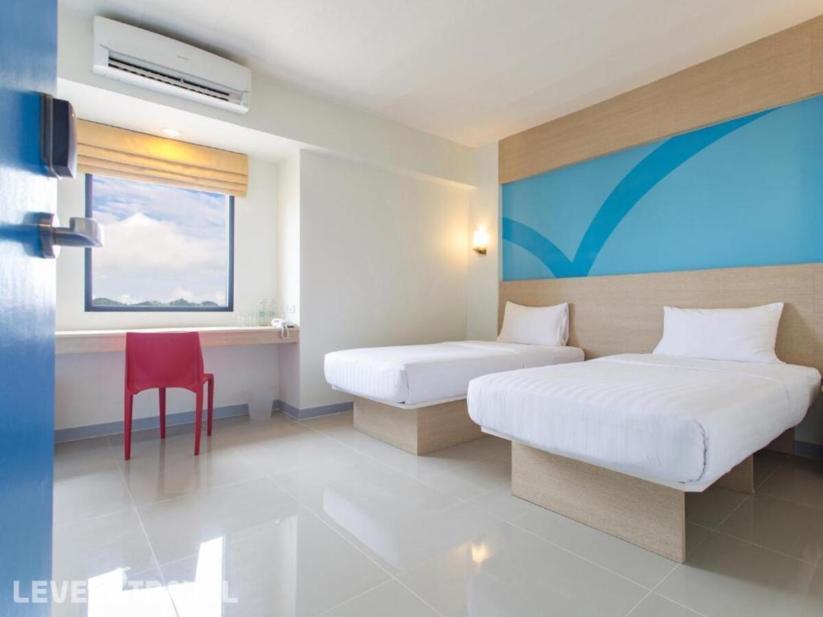 фотографии номера Стандартный (две односпальные кровати) отеля Hop Inn Phuket в Таиланд(Ратсада) - фото №5