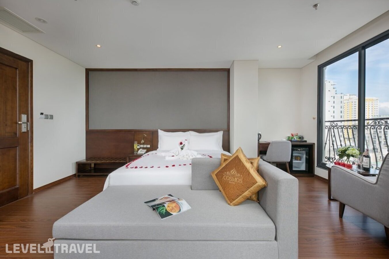 фотографии номера Делюкс с видом на океан с балконом отеля Cosmos Hotel Danang в Вьетнам(Дананг) - фото №6