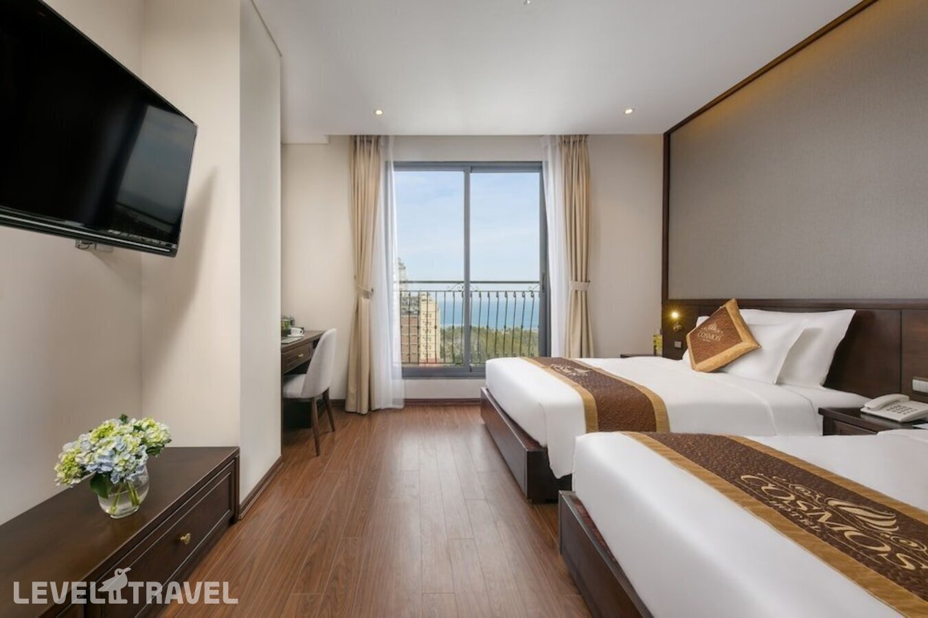 фотографии номера Делюкс с видом на океан с балконом отеля Cosmos Hotel Danang в Вьетнам(Дананг) - фото №9