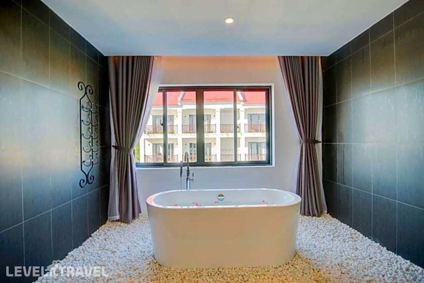 фотографии номера Семейный с балконом отеля White Lotus Hotel (Ex. Golden Pearl Hoian Hotel) в Вьетнам(Хойан) - фото №6