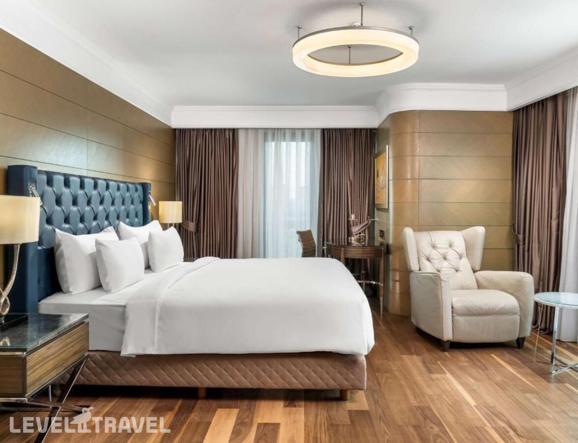 фотографии номера Полулюкс с видом на город отеля Radisson Blu Hotel Sisli в Турция(Шишли) - фото №1