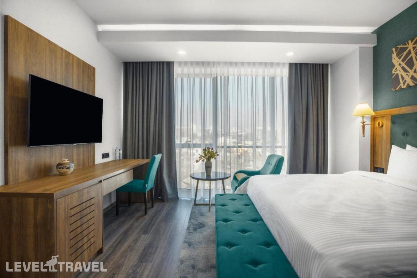 фотографии номера Стандартный с видом на город отеля Royal Tulip Hotel & Casino в Грузия(Тбилиси) - фото №2