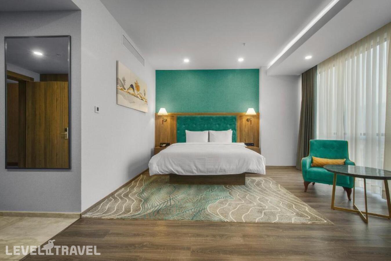 фотографии номера Улучшенный с видом на город отеля Royal Tulip Hotel & Casino в Грузия(Тбилиси) - фото №1