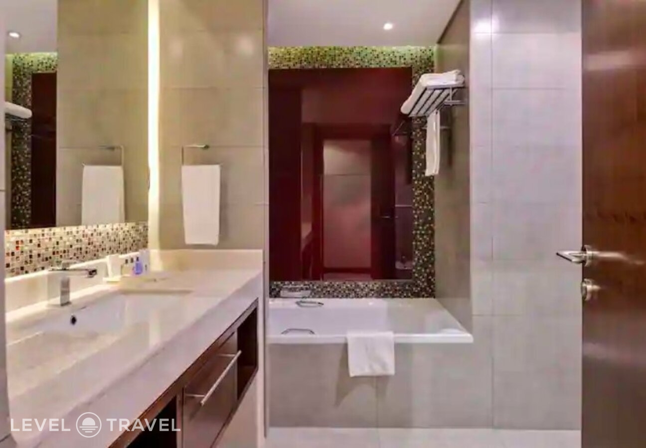 фотографии номера Полулюкс отеля Radisson Blu Hotel Dubai Waterfront в ОАЭ(Бизнес Бей) - фото №3