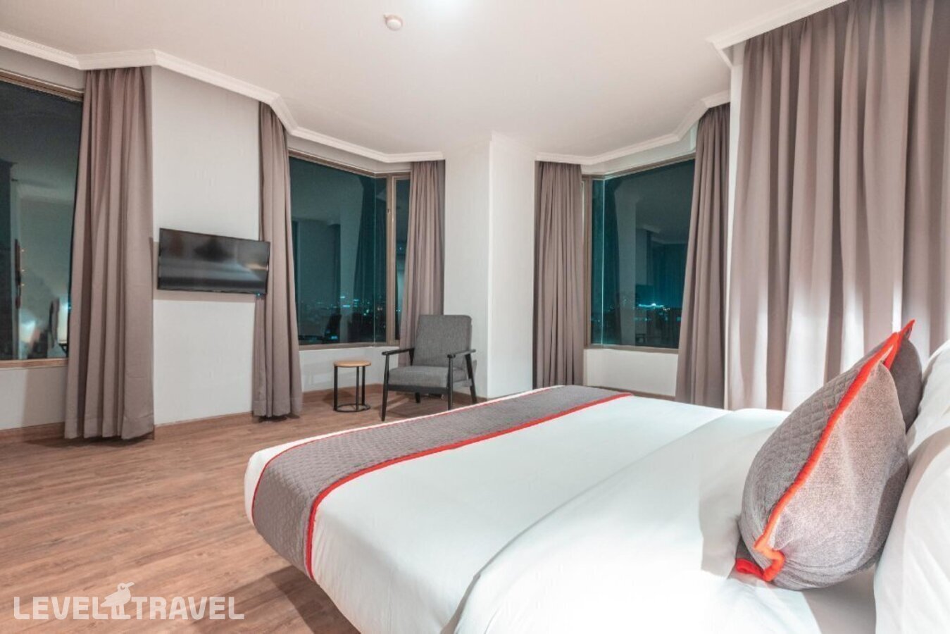 фотографии номера Делюкс отеля Oyo Townhouse 2 Hotel Gunung Sahari в Индонезия(Джакарта) - фото №1