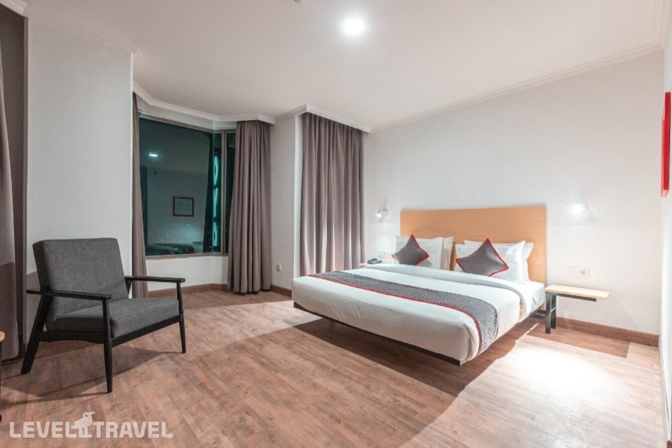 фотографии номера Делюкс (две односпальные кровати) отеля Oyo Townhouse 2 Hotel Gunung Sahari в Индонезия(Джакарта) - фото №2