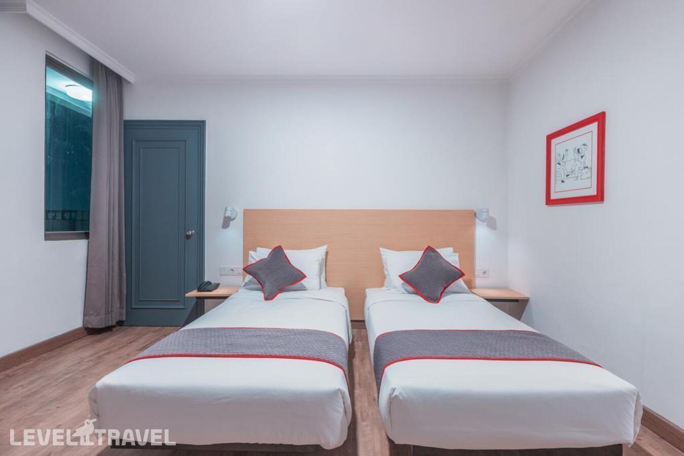 фотографии номера Делюкс (две односпальные кровати) отеля Oyo Townhouse 2 Hotel Gunung Sahari в Индонезия(Джакарта) - фото №3