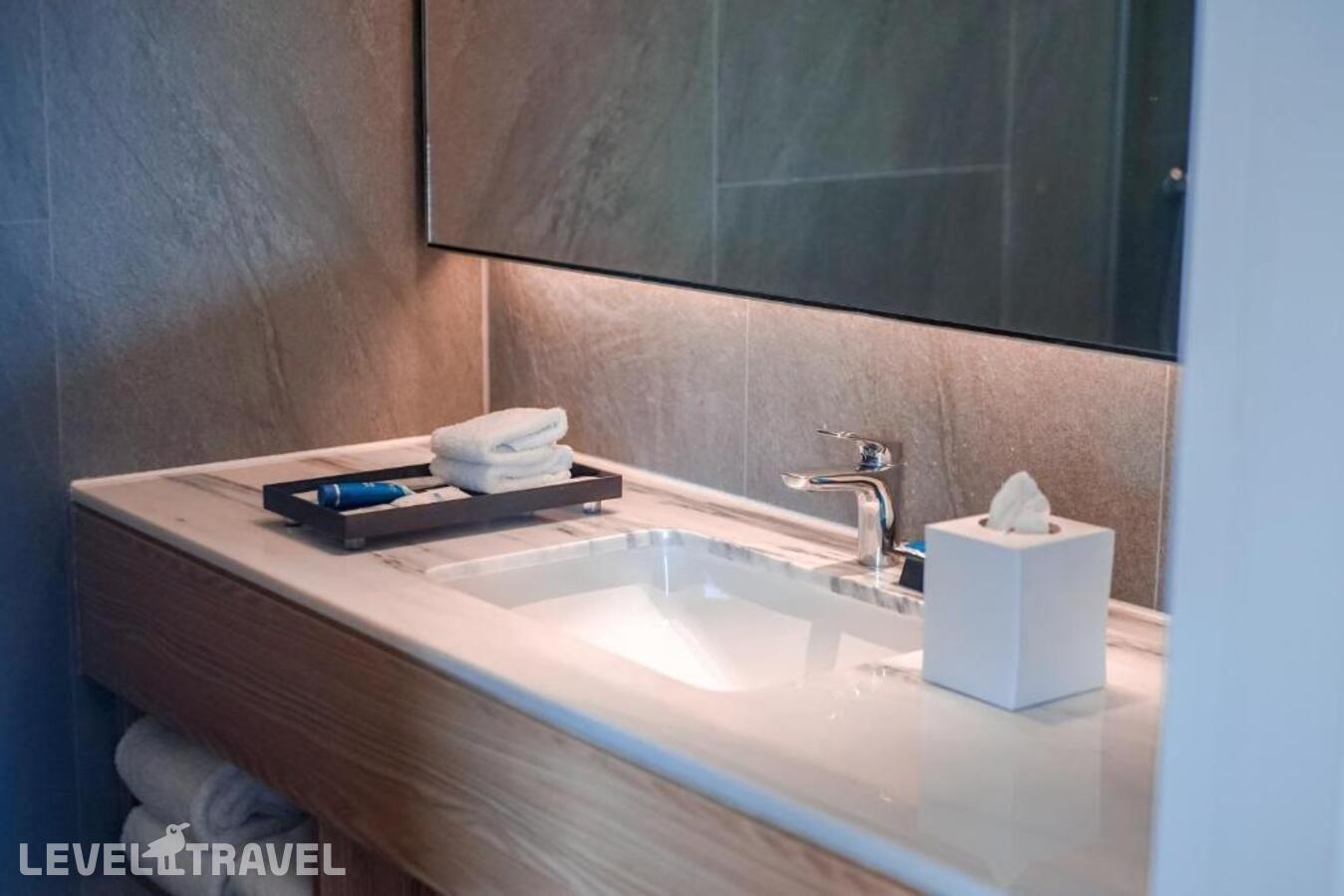 фотографии номера Делюкс (две односпальные кровати) отеля Aloft South Jakarta Chse Certified в Индонезия(Джакарта) - фото №3