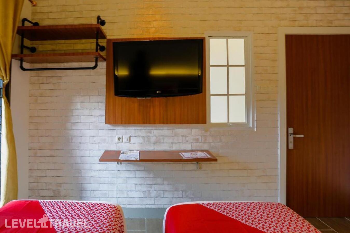 фотографии номера Стандартный (две односпальные кровати) отеля Oyo 3109 Point Inn в Индонезия(Джакарта) - фото №12