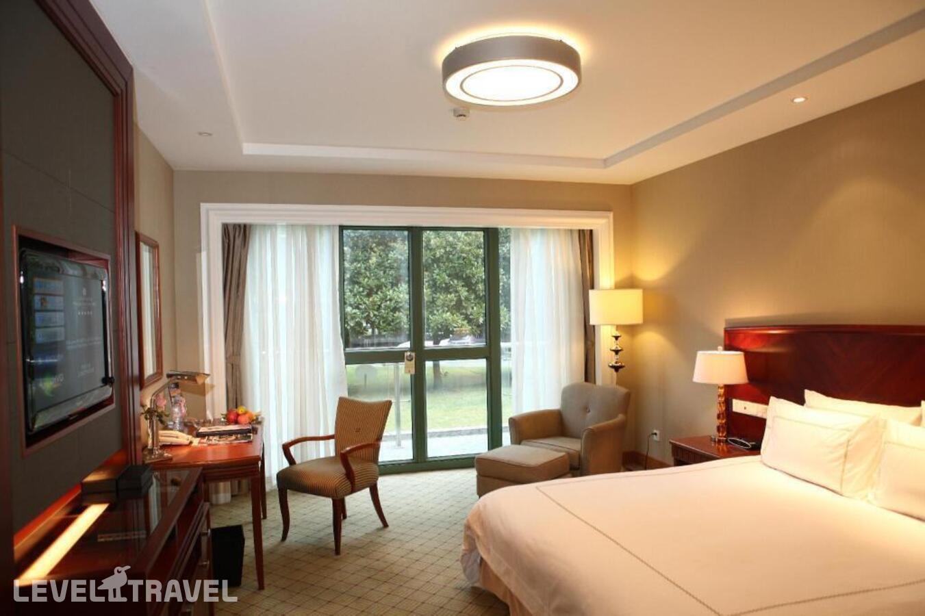 фотографии номера Стандартный (две односпальные кровати) отеля Hongqiao State Guest Hotel Shanghai в Китай(Шанхай) - фото №1
