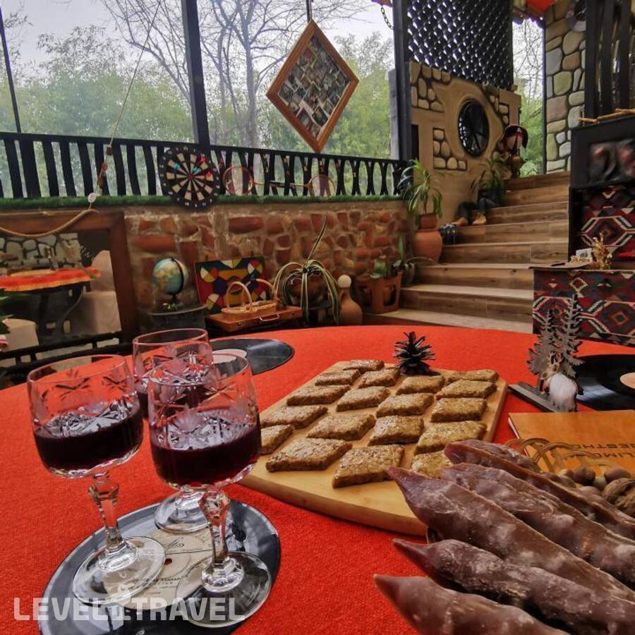 фотографии номера Апартаменты с балконом отеля Гостевой Дом Qilimcha's в Грузия(Телави) - фото №3