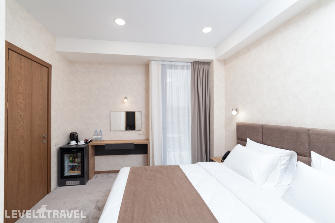 фотографии номера Улучшенный с балконом отеля Brooch Boutique Hotel в Грузия(Тбилиси) - фото №1
