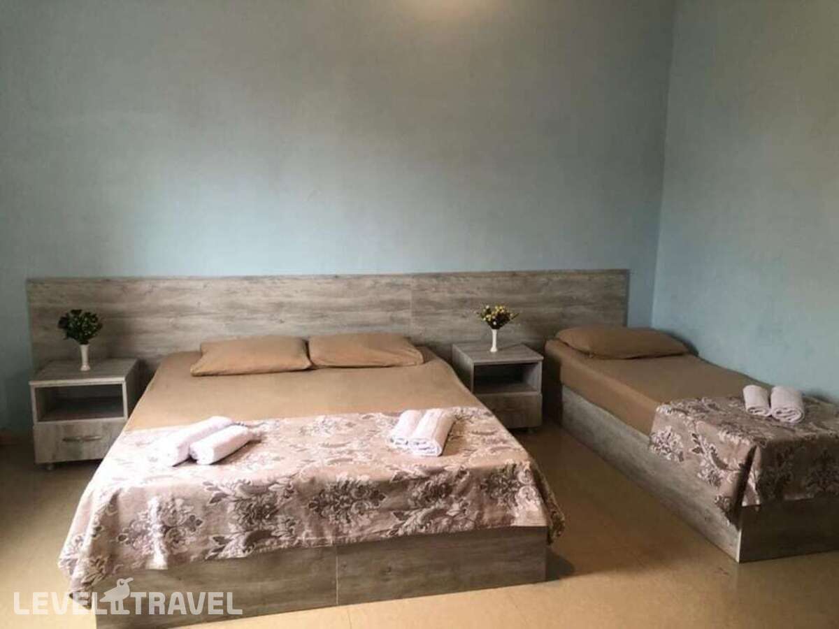 фотографии номера Трехместный номер отеля Отель Gio 350 в Грузия(Кобулети) - фото №1